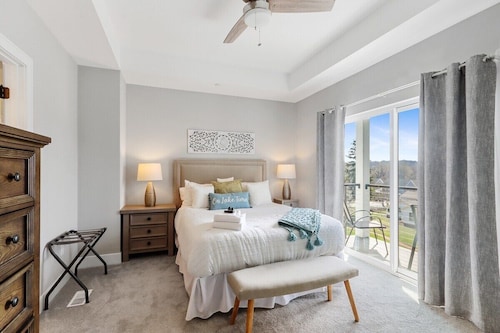 Abandon View Escape in Fontana |New Townhome|Balconies |Stone Gas Fireplace |Walk to Beach