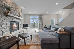 TV, fireplace - Private Balconies, Walk to Beach/Lake, Sleeps 10 (Fontana)