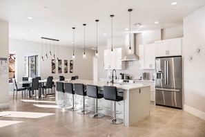 Casa, varias habitaciones | Cocina privada | Frigorífico, horno, cafetera o tetera y tostadora