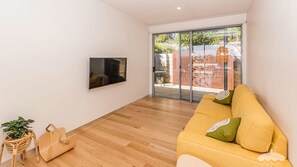Televisión y chimenea