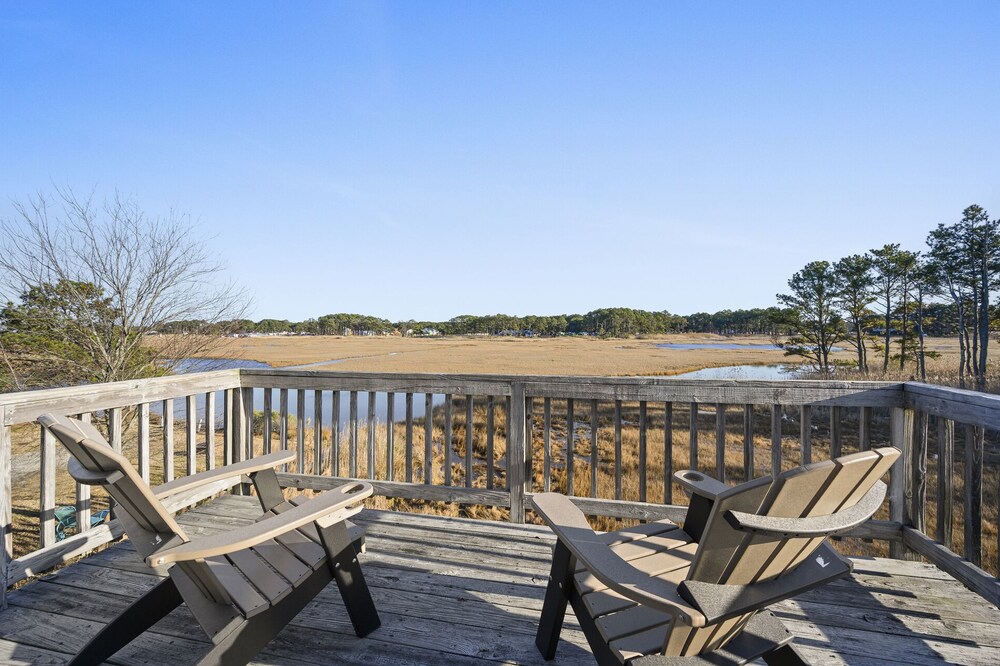 Island Retreat - Lovely Marsh Views and Pet Friendly!