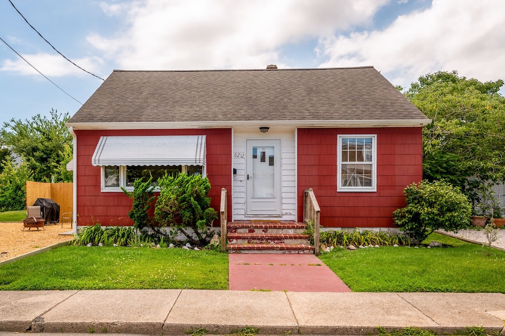 Little Red Cottage on Chincoteague Island!