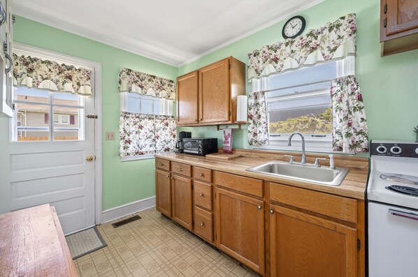 Fridge, microwave, oven, stovetop