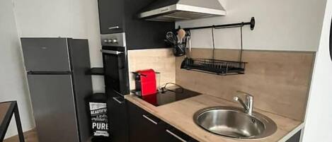 Réfrigérateur, four à micro-ondes, un four, surface de cuisson