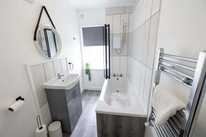 Bathtub, hair dryer, towels, shampoo - Cosy Home by the Sea (Norfolk)