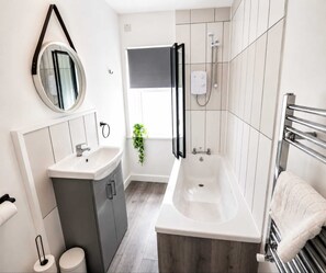 Baignoire, sèche-cheveux, serviettes fournies, shampoing