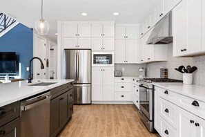 Townhome, 5 Bedrooms | Private kitchen