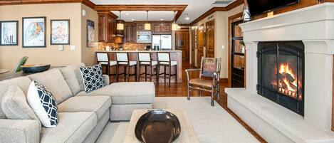 Appart'hÎtel, 2 chambres | Coin séjour | TV connectée