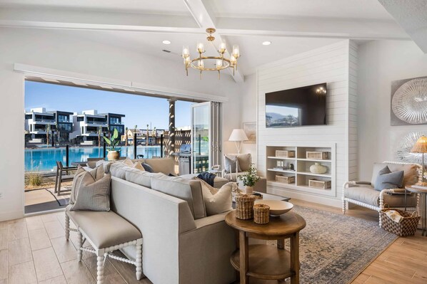 Casa de ciudad, 5 habitaciones | Área de sala de estar | Smart TV y servicios de streaming 