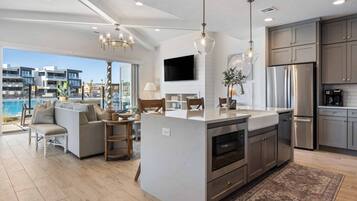 Private kitchen | Fridge, oven, coffee/tea maker, toaster