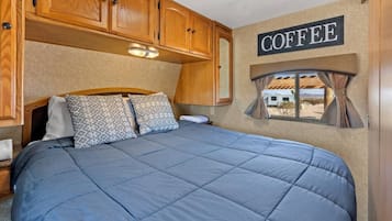 1 bedroom, desk, WiFi, bed sheets