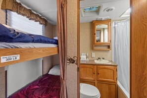 Shower, towels, soap, shampoo - JT Village Campground - Bunkhouse (Joshua Tree)