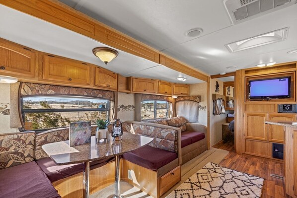 Téléviseur, lecteur de DVD, chaîne audio, bureau