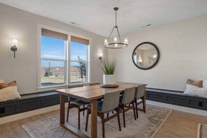 House, 6 Bedrooms | Dining