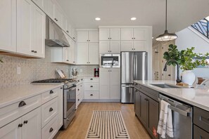 ハウス 6 ベッドルーム | 専用キッチン | 冷蔵庫、オーブン、コーヒー / ティーメーカー、トースター