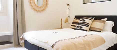 2 多间卧室、客房内保险箱、旅行婴儿床、免费 WiFi