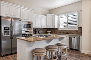 Townhouse, 3 kamar tidur | Dapur pribadi | Lemari es, oven, mesin pembuat kopi/teh, dan pemanggang roti