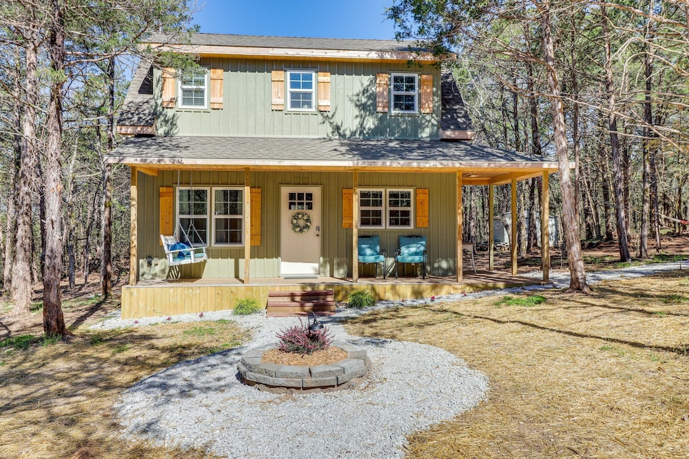 Dreamy Lead Hill Cottage w/ Fire Pit & Hammock!