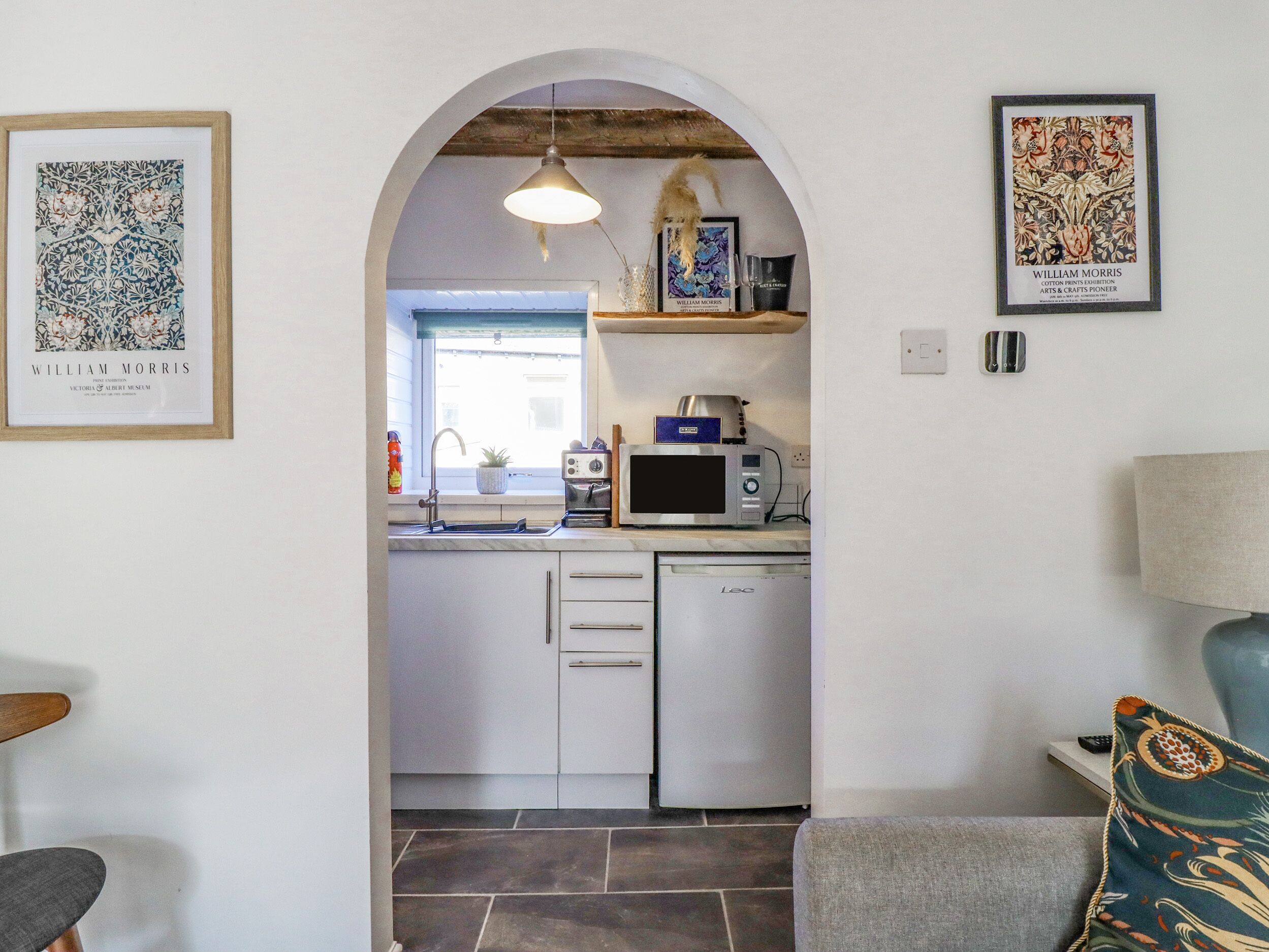 Lemari es, mesin pencuci piring, ketel listrik, dan pemanggang roti