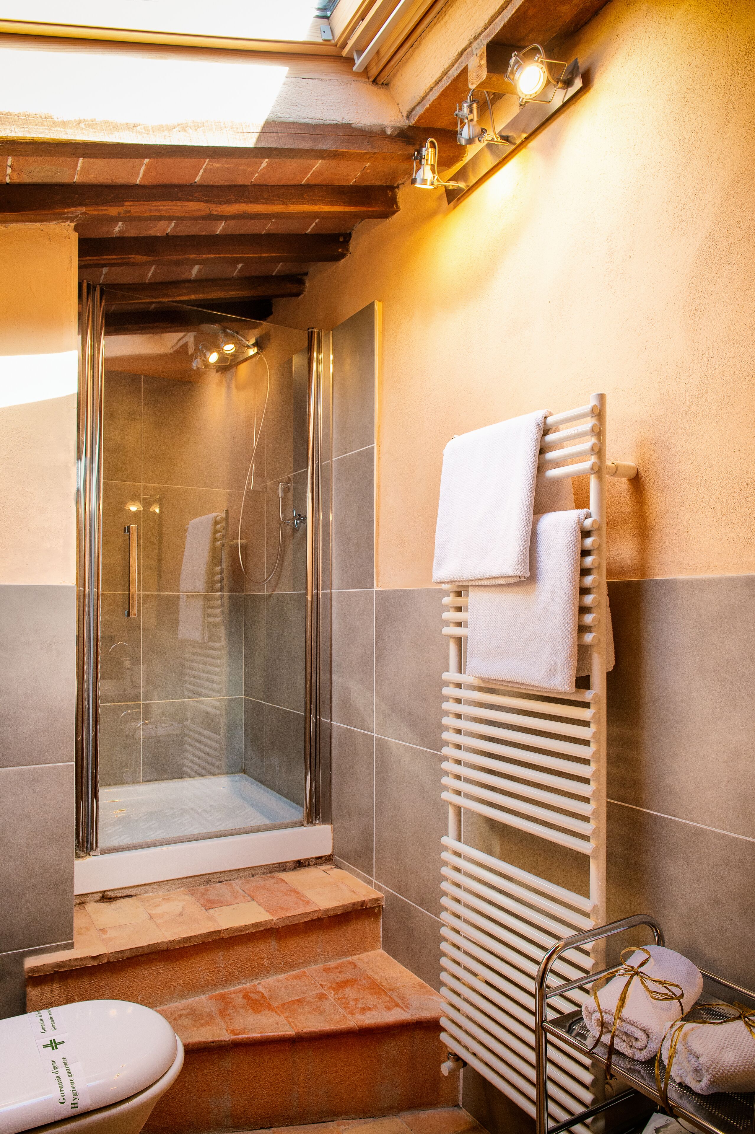 Apartment | Bathroom | Free toiletries, hair dryer, bidet, towels