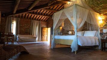 Studio | Down comforters, pillowtop beds, free cribs/infant beds, free WiFi