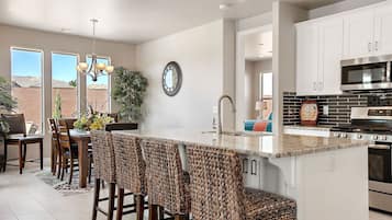 House, 4 Bedrooms | Private kitchen | Fridge, oven, coffee/tea maker, toaster