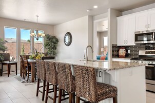 Private kitchen | Fridge, oven, coffee/tea maker, toaster