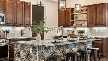 Private kitchen | Fridge, oven, coffee/tea maker, toaster