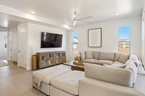 Casa, 5 habitaciones | Área de sala de estar | Smart TV 