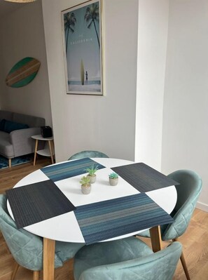 Dining - Complete building sleeps 8-12 (Valenciennes)