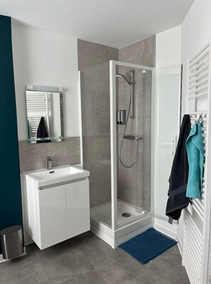 Bathroom - Complete building sleeps 8-12 (Valenciennes)