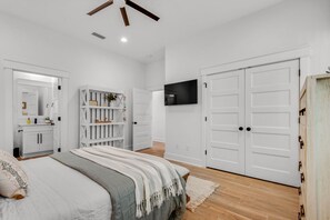 6 bedrooms, in-room safe, iron/ironing board, WiFi