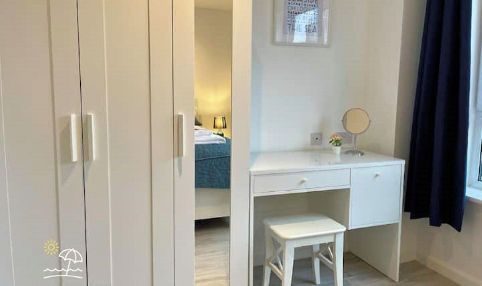 Une chambre à coucher avec un lit, un bureau, une chaise et une armoire.