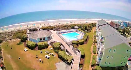 Pebble Beach F305 - Poolside studio, short walk to the beach