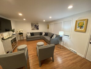 Smart TV, ping pong - Spacious townhome sleeps 10 centrally located (Randolph)