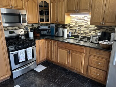 Spacious townhome sleeps 10 centrally located