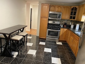 Fridge, microwave, oven, stovetop - Spacious townhome sleeps 10 centrally located (Randolph)
