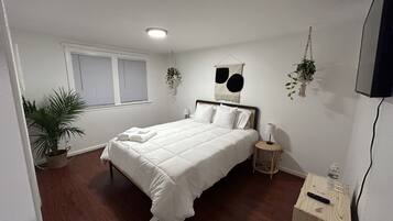 4 chambres, bureau, fer et planche à repasser, lit parapluie