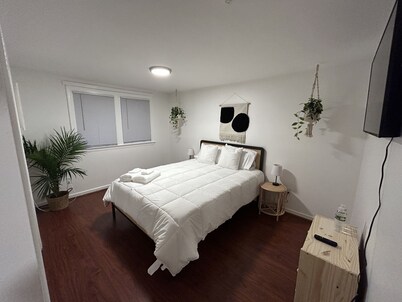 Spacious townhome sleeps 10 centrally located