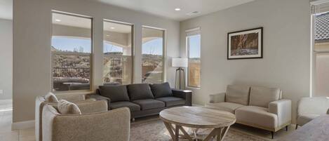 Casa, 5 habitaciones | Zona de estar | Una Smart TV