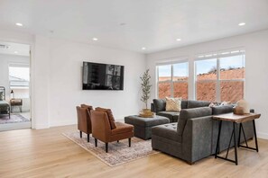 House, 4 Bedrooms | Living area | Smart TV, streaming services - Paseos Paradise 4 Bedroom Home (Washington)