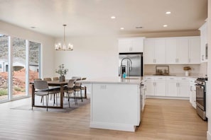 Maison, 4 chambres | Cuisine privée | Réfrigérateur, un four, cafetière-théière, grille-pain
