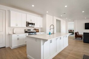 House, 4 Bedrooms | Private kitchen | Fridge, oven, coffee/tea maker, toaster - Paseos Paradise 4 Bedroom Home (Washington)