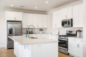 Maison, 4 chambres | Cuisine privée | Réfrigérateur, un four, cafetière-théière, grille-pain