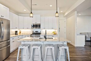 House, 6 Bedrooms | Private kitchen