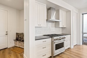 Refrigerador, horno, cafetera/tetera, tostadora