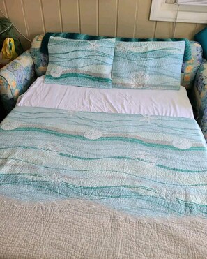 Room - Beach Bungalow on a Budget (Surf City)