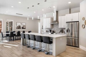 Casa, 6 quartos | Cozinha privada | Geladeira, fogão, cafeteira/chaleira, torradeira