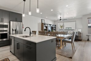 Casa de ciudad, 4 habitaciones | Cocina privada | Refrigerador, horno, cafetera y tetera y tostadora