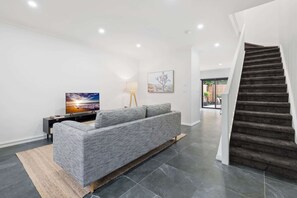 TV - Sleek 2-Bed Terrace near Local Parks (Clifton Hill)